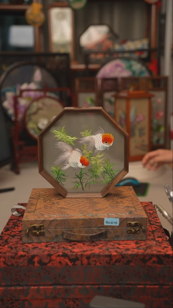 扇子苏绣双面绣八角台屏胡桃木框大号20CM