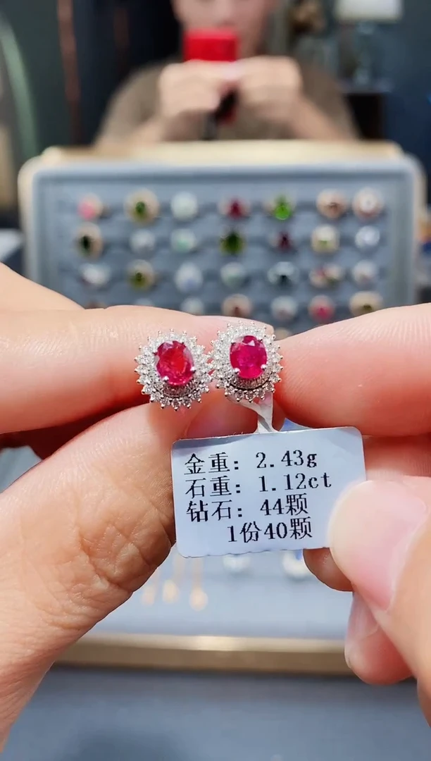 18K金镶嵌耳饰红宝石1.12.