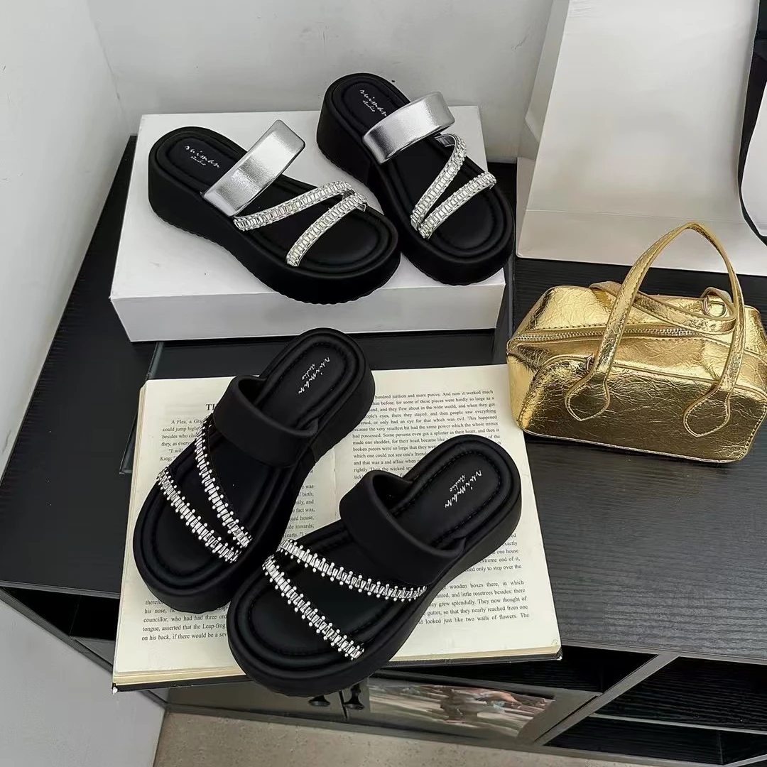 百搭厚底水钻凉拖配裙子仙气显白松糕底增高轻便踩屎感暴走凉鞋