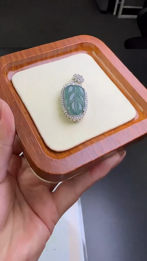 翡翠合金颈饰挂件