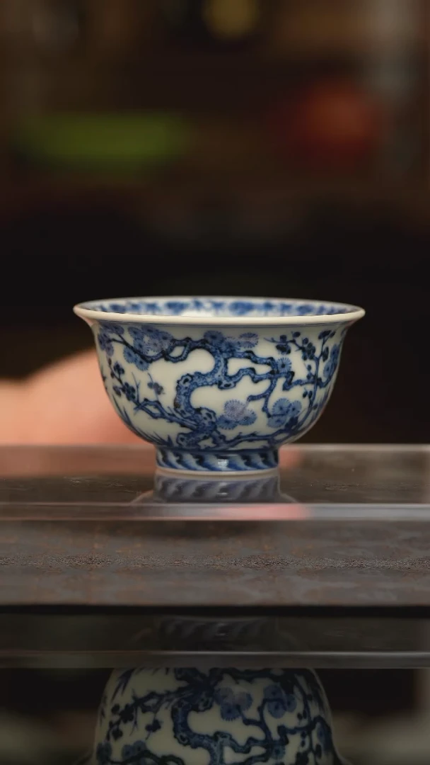 小愚斋松竹梅青花压手杯