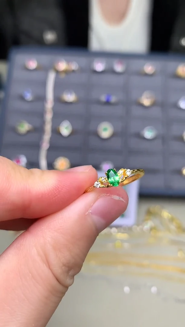 银S925镶嵌戒指石榴石（沙弗莱）戒指