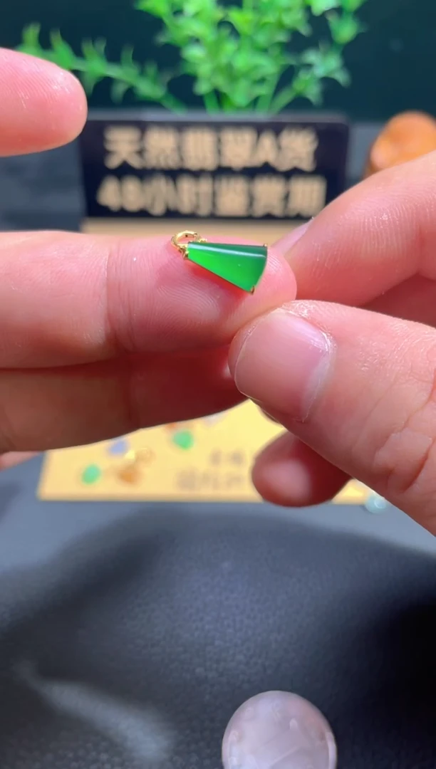 颈饰18K金镶嵌翡翠翡翠