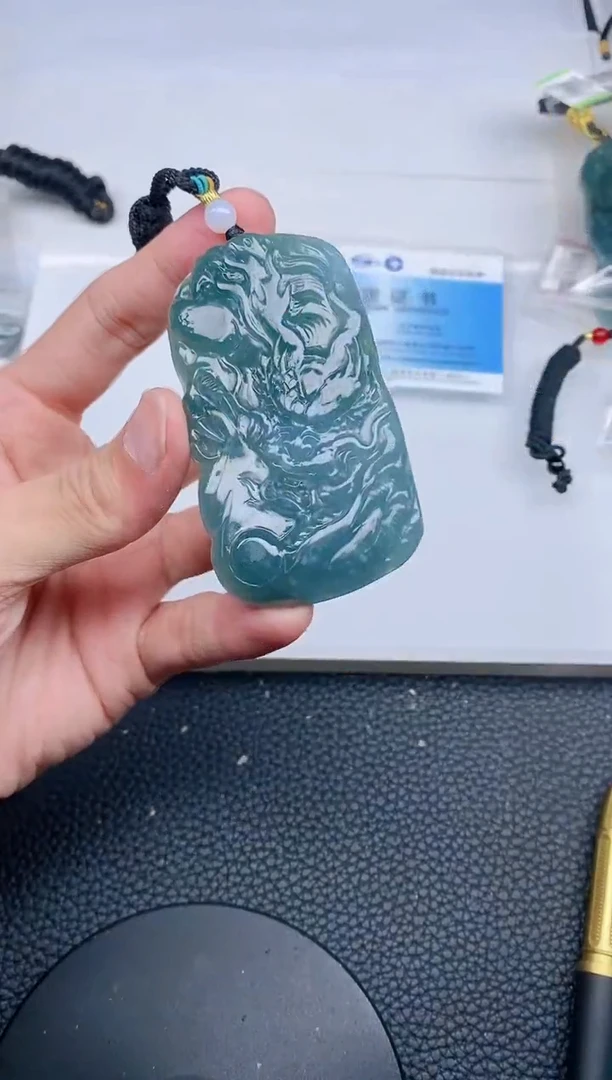 颈饰未镶嵌翡翠