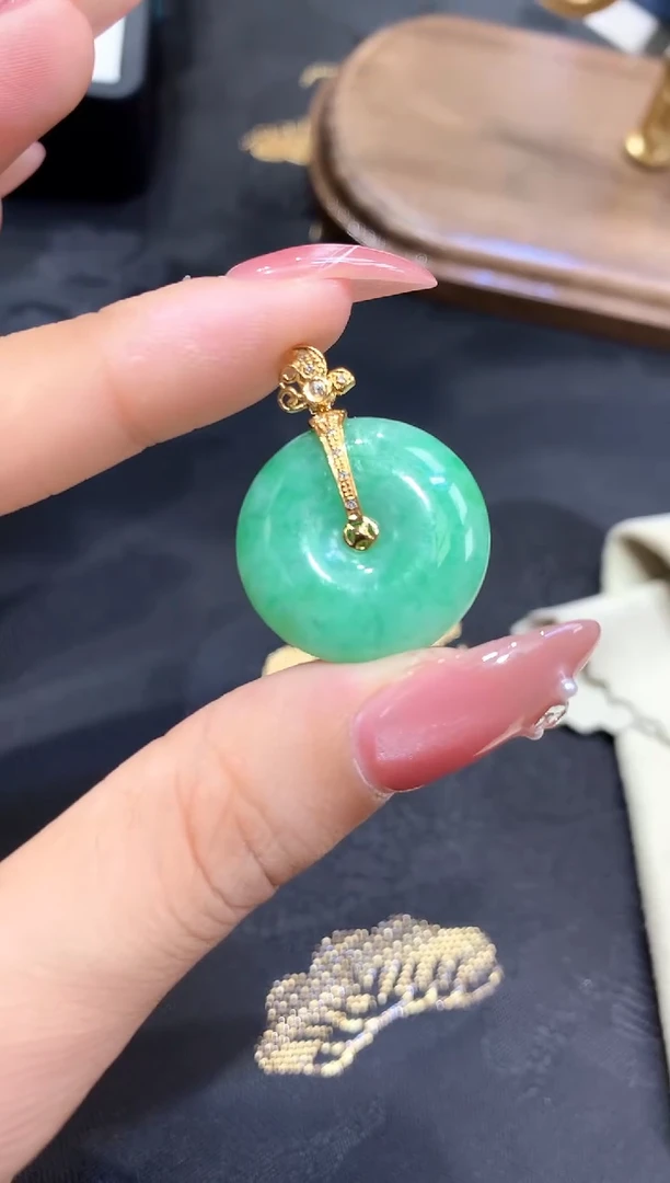18K金镶嵌挂件翡翠扣子