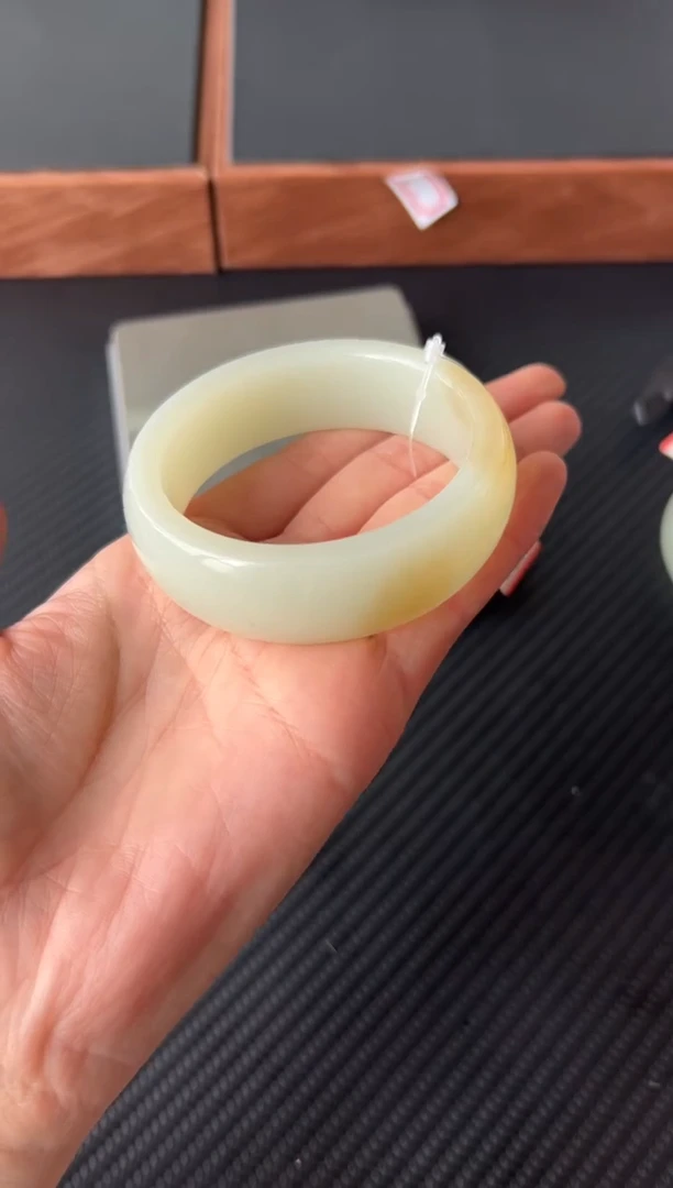 【闪购商品】和田玉手镯未镶嵌且末金山微色差56+