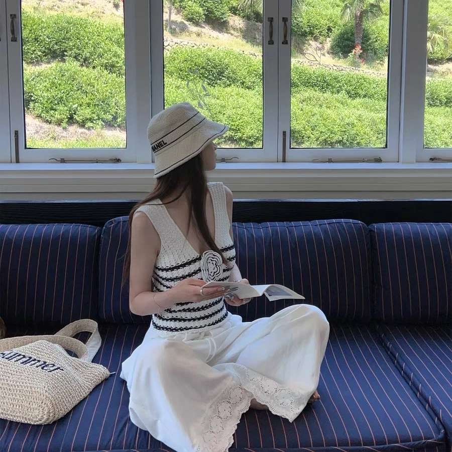 OXNA【小岛夏天】黑白条纹立体钩花V领设计针织背心上衣8142