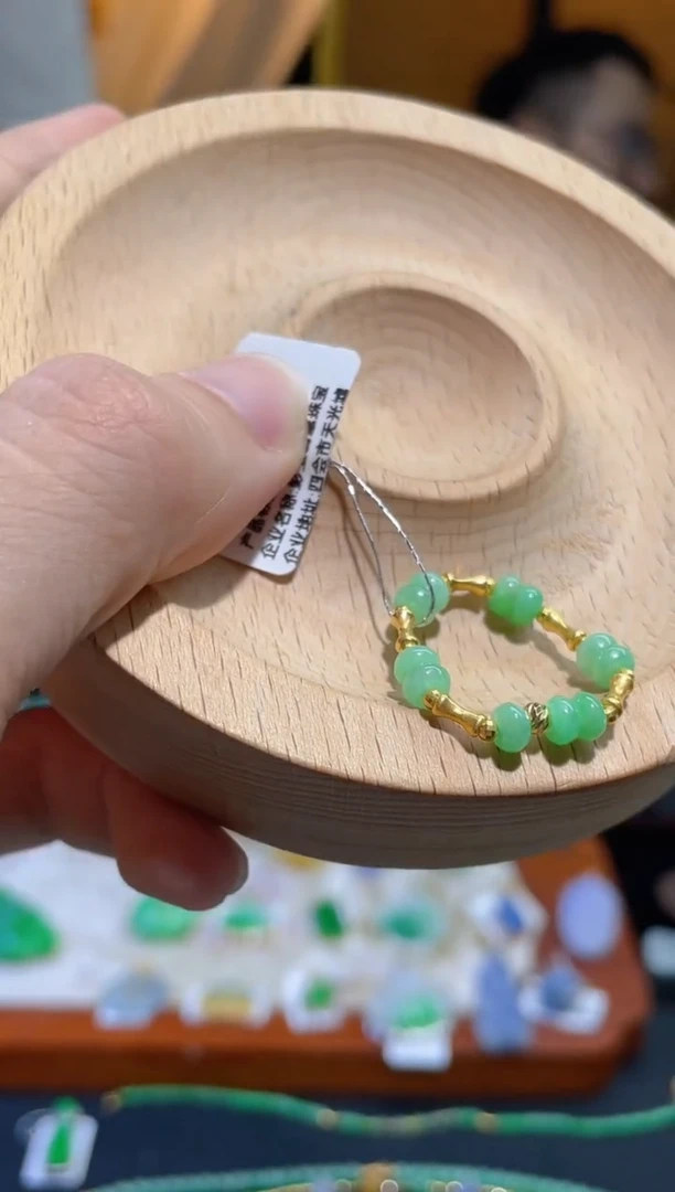 颈饰18K金镶嵌翡翠戒指