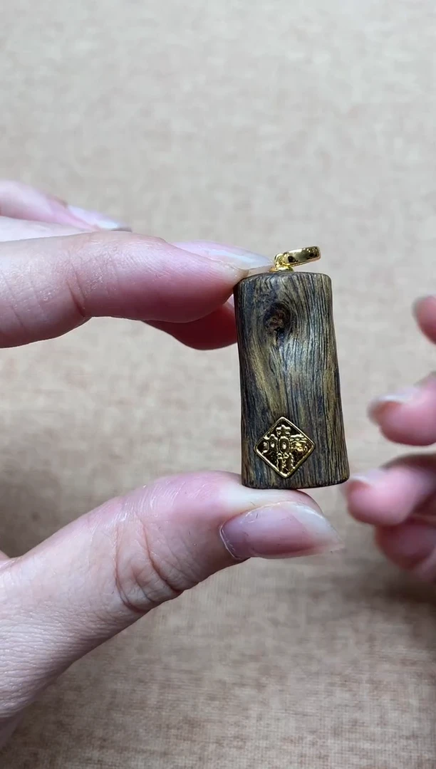 沉香吊坠红金猊随型吊坠多样性发其一