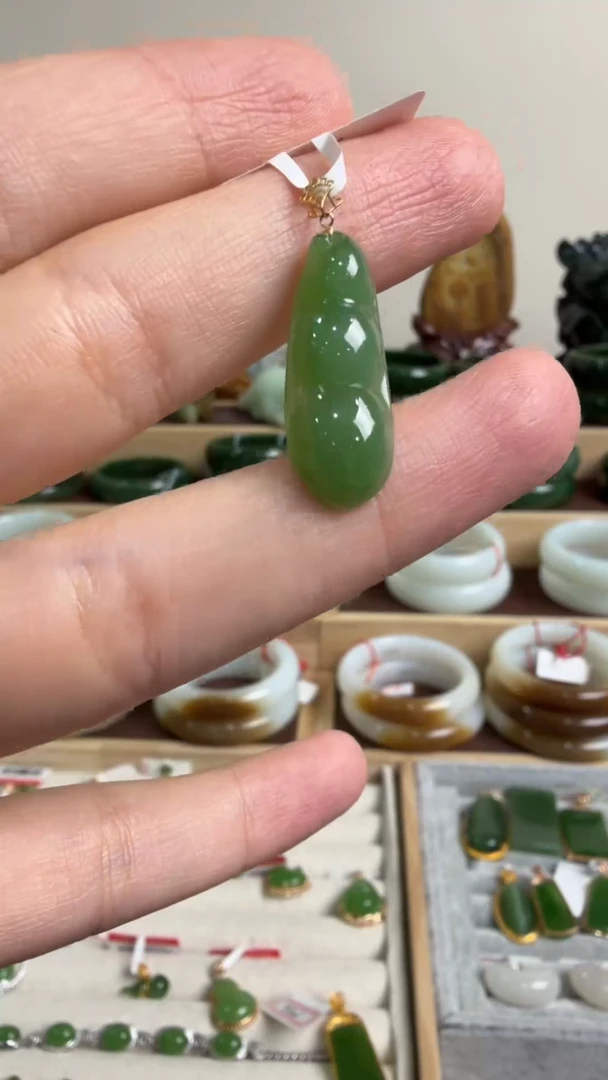 颈饰18K金镶嵌和田玉挂件