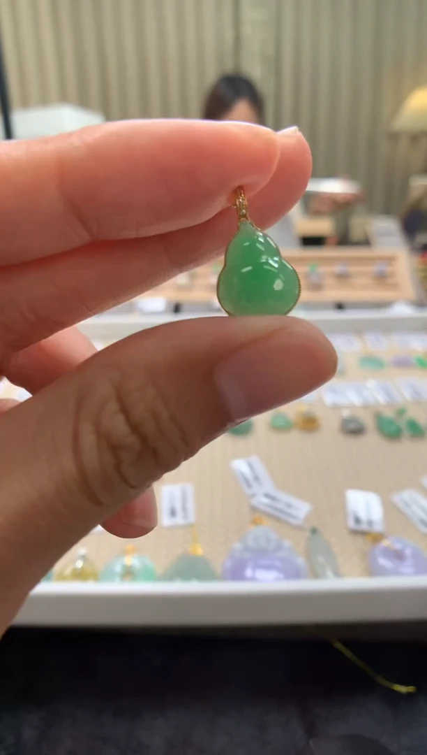 翡翠18K金镶嵌颈饰葫芦