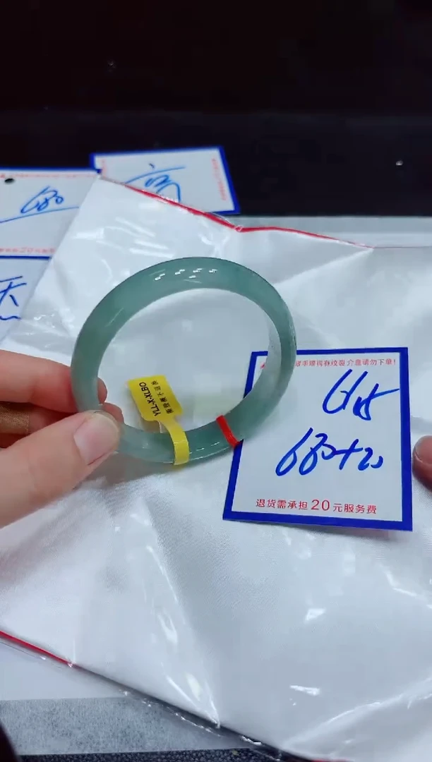 翡翠手镯未镶嵌1