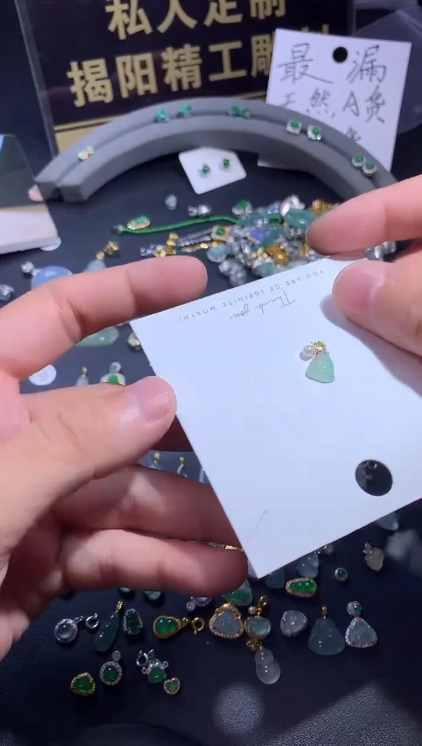 吊坠(不含链)18K金镶嵌翡翠**1