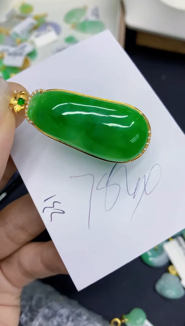 翡翠18K金镶嵌颈饰1111111111