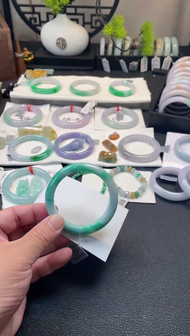 翡翠手镯未镶嵌58正圈 有纹裂