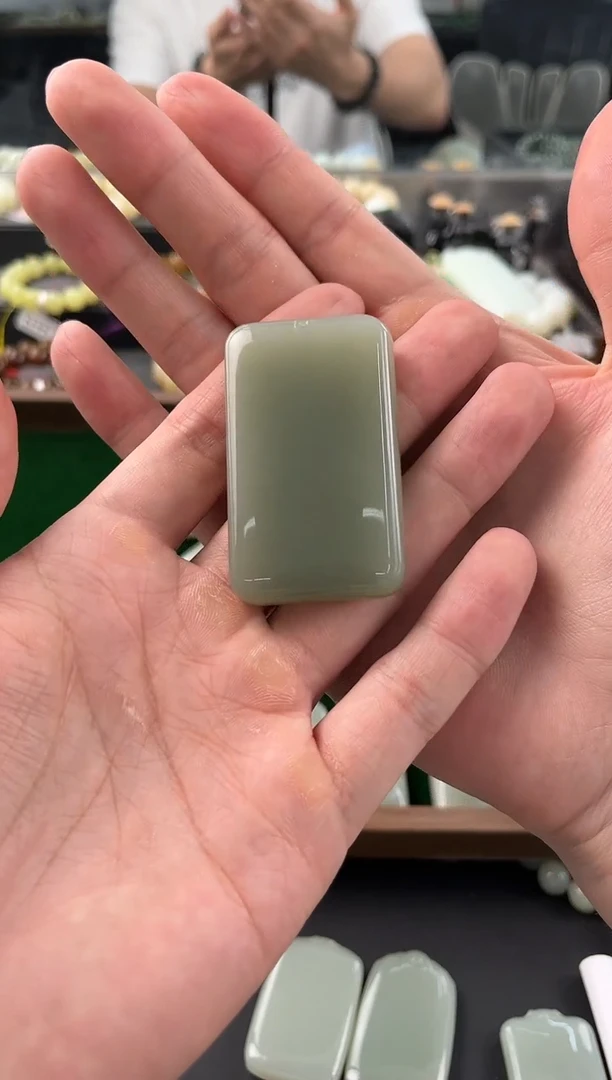 和田玉未镶嵌颈饰且末青白无事牌微色差