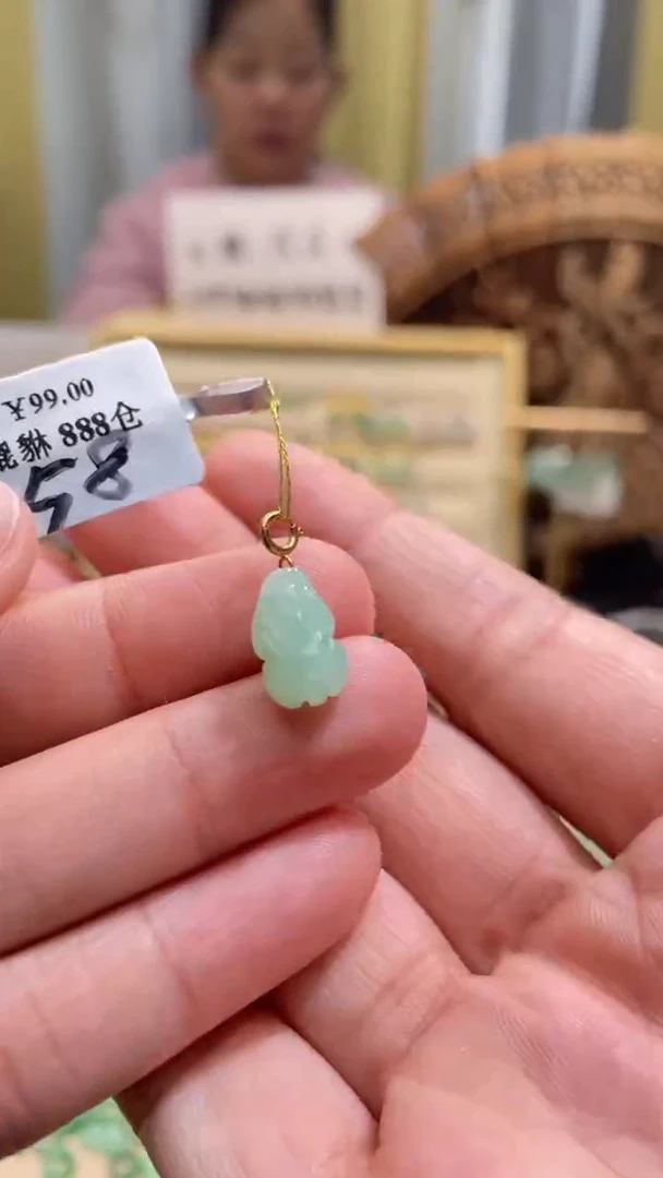 颈饰18K金镶嵌翡翠貔貅