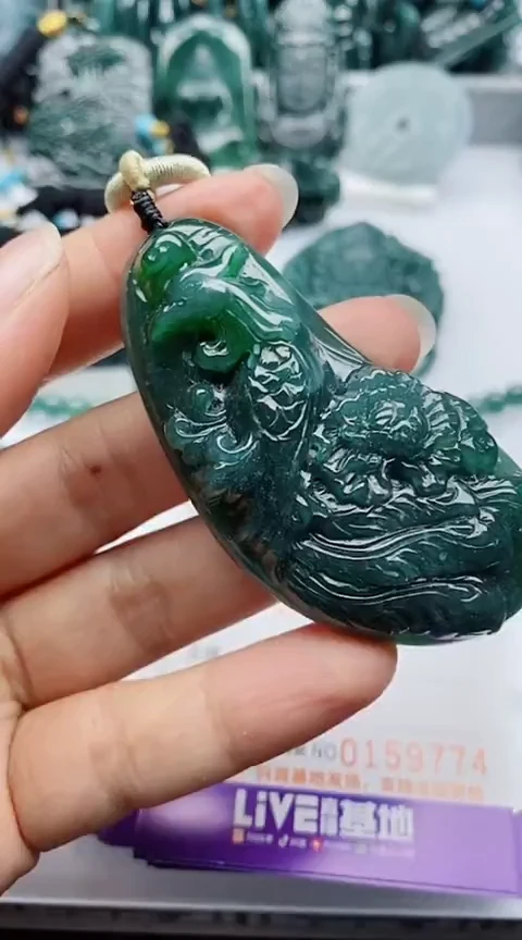 翡翠未镶嵌颈饰