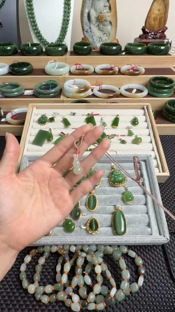 颈饰未镶嵌和田玉挂件