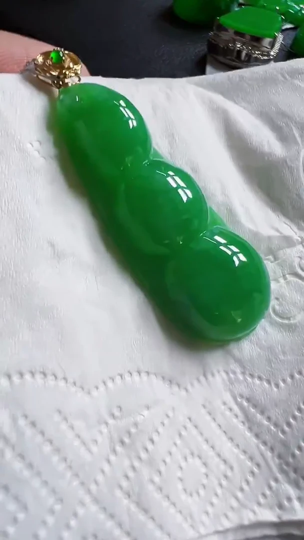 颈饰18K金镶嵌翡翠豆
