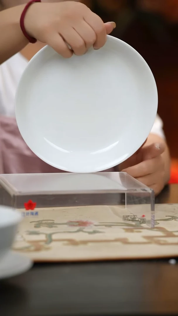 2个微瑕白胎8英寸深呙盘（无底款）