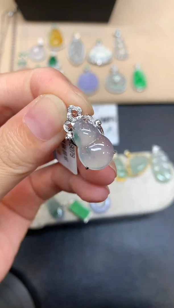 颈饰18K金镶嵌翡翠葫芦【无服务费