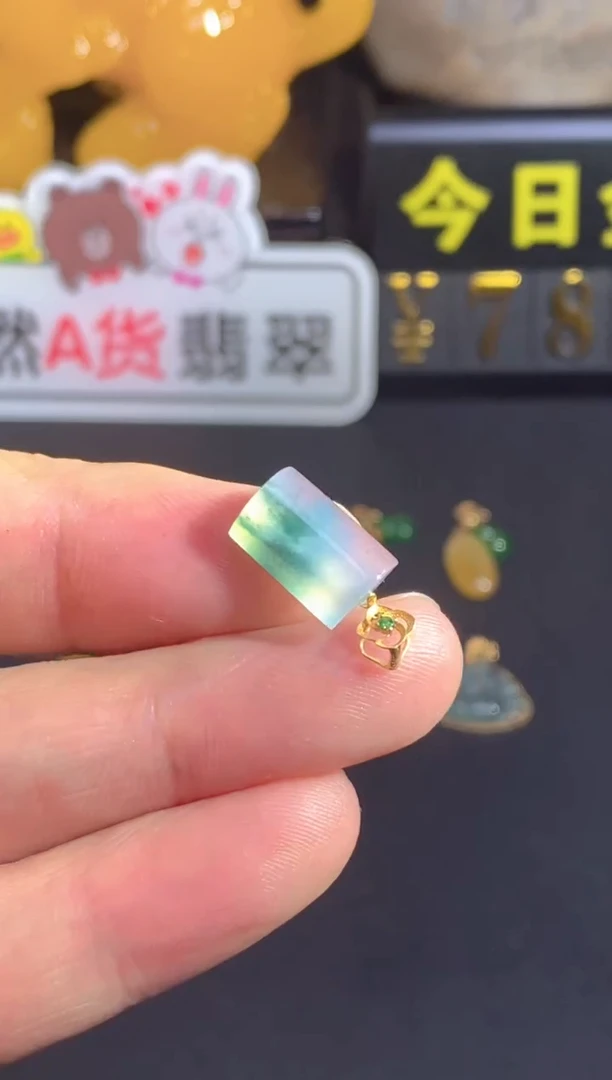 颈饰18K金镶嵌翡翠