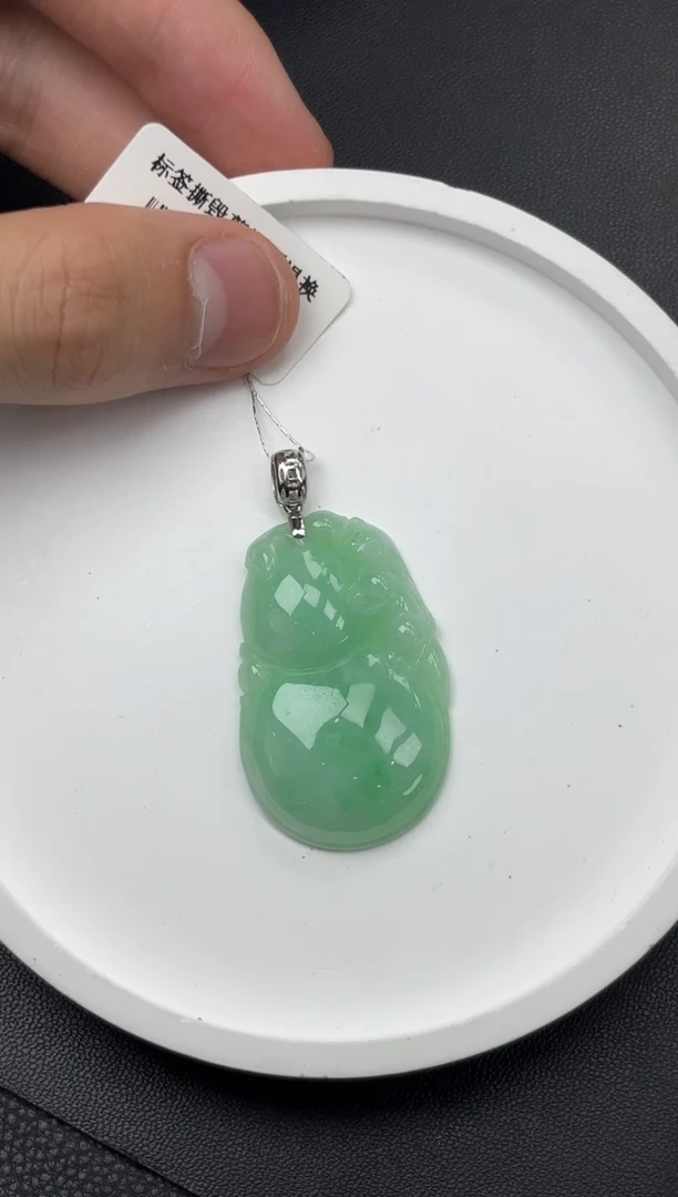 颈饰18K金镶嵌翡翠葫芦