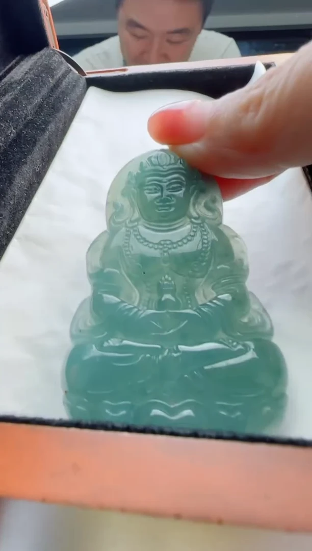 翡翠未镶嵌颈饰多样性发货其中一件