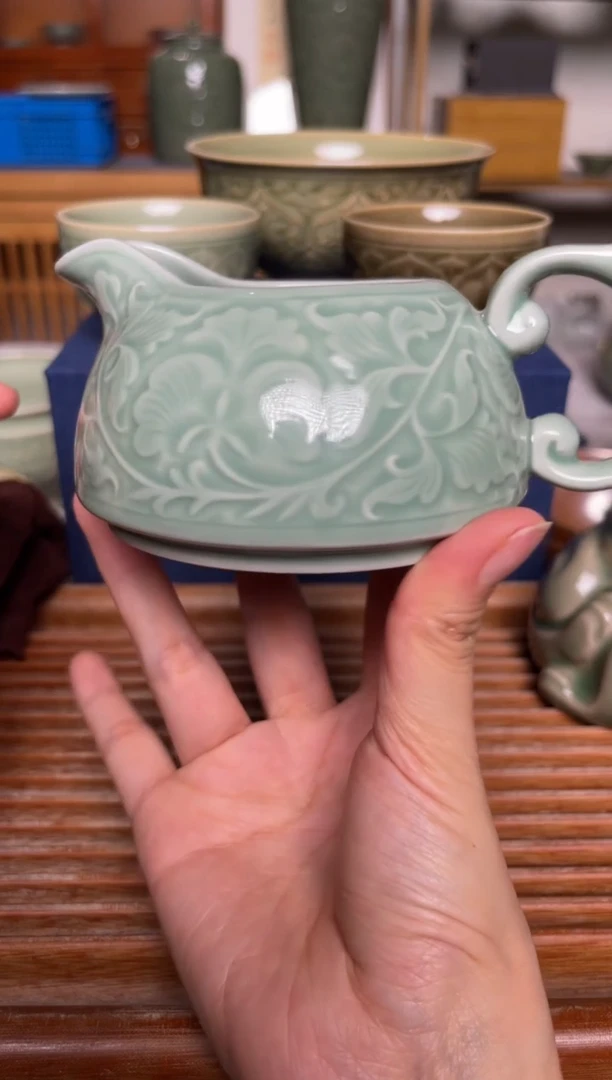 【闪购商品】其他青瓷牡丹纹半月公道 微瑕福利