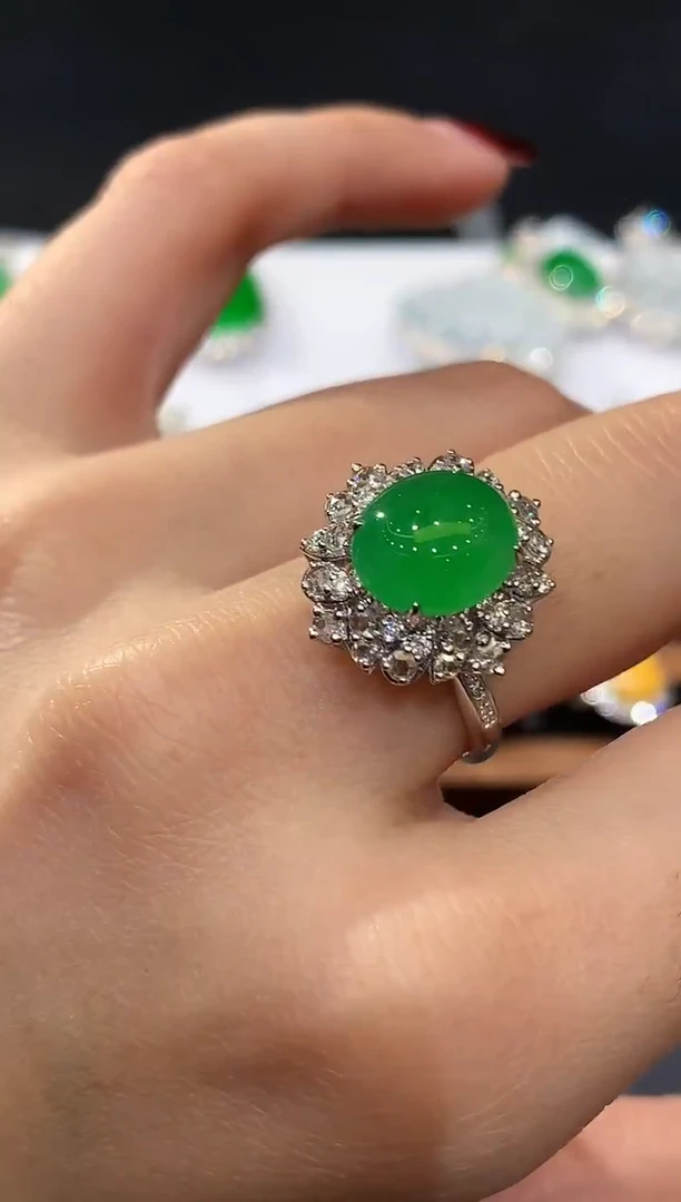 18K金镶嵌戒指翡翠多样性发其一