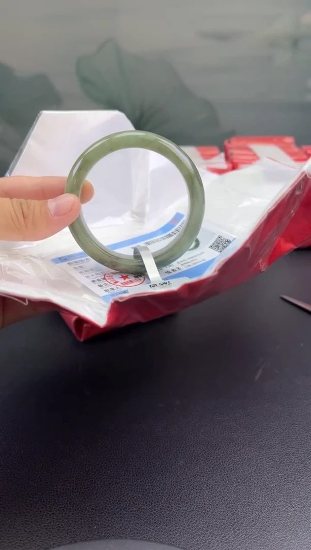 翡翠手镯未镶嵌翡翠手镯