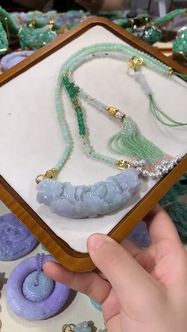 颈饰未镶嵌翡翠吊坠