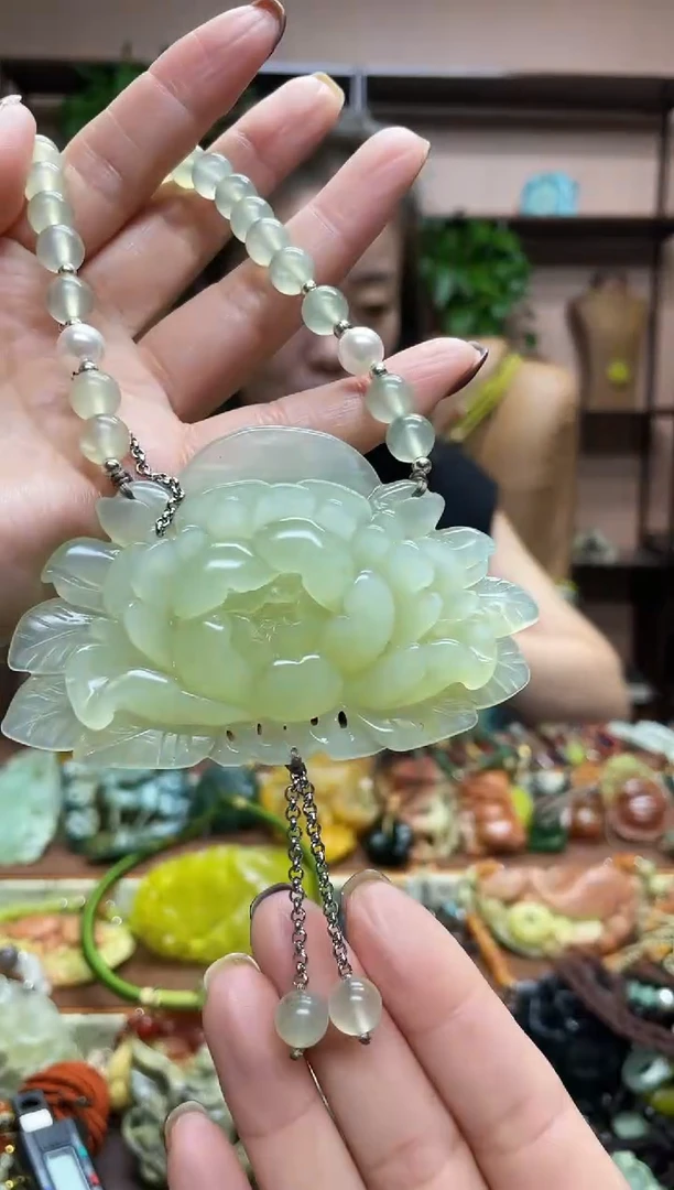 未镶嵌蛇纹石玉颈饰·