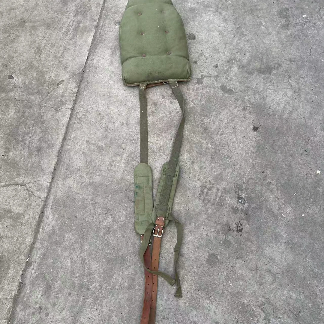 怀旧老货库存多功能户外肩垫坐垫背具