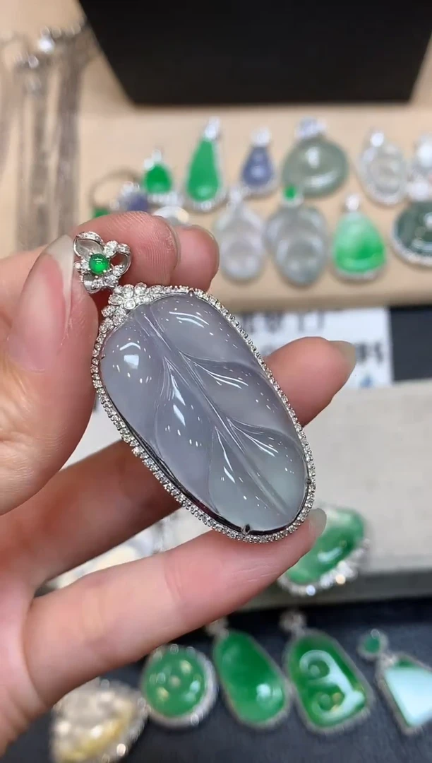 颈饰18K金镶嵌翡翠树叶【无服务费