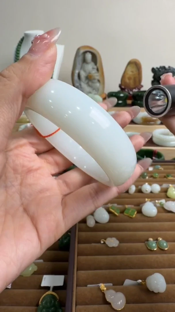 颈饰18K金镶嵌和田玉手镯61