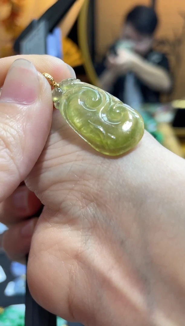 颈饰18K金镶嵌翡翠如意