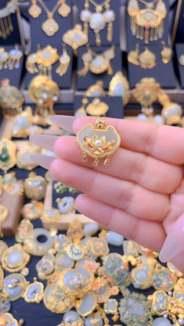 和田玉银S925镀金镶嵌颈饰莲花如意锁吊坠