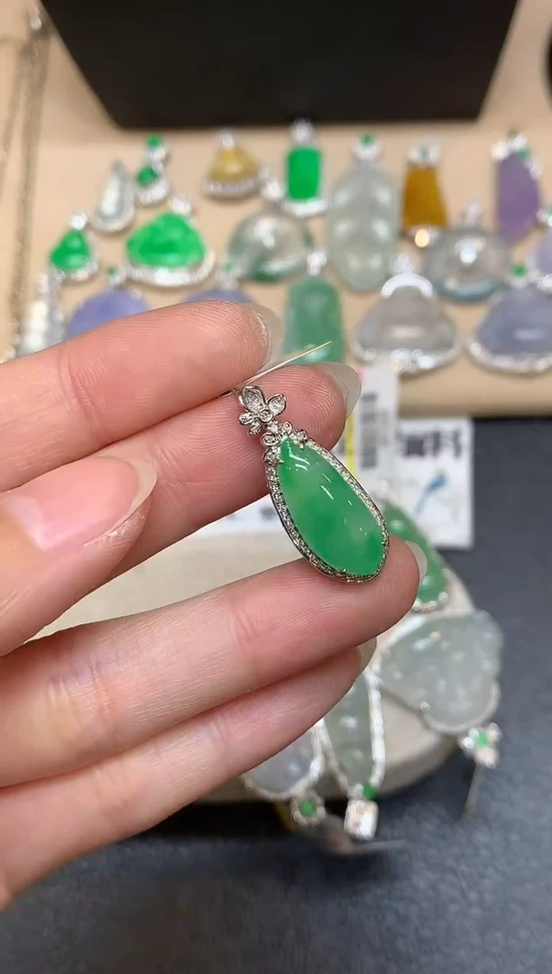 颈饰18K金镶嵌翡翠福瓜【无服务费