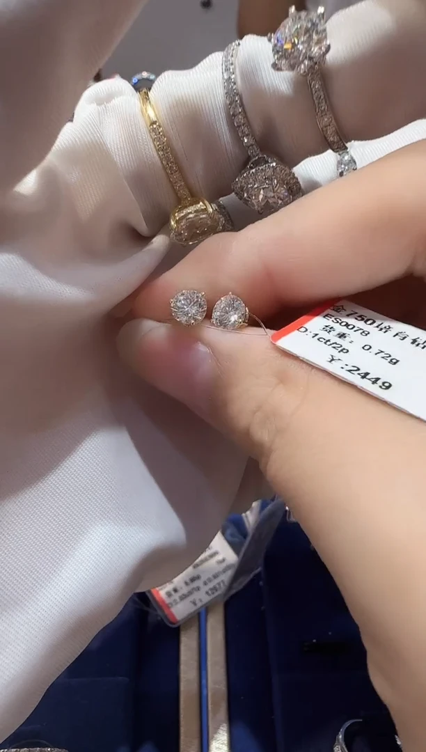 18K金镶嵌合成钻石耳饰四爪耳钉