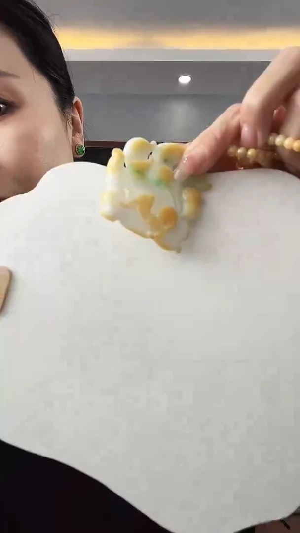 翡翠未镶嵌颈饰九尾狐