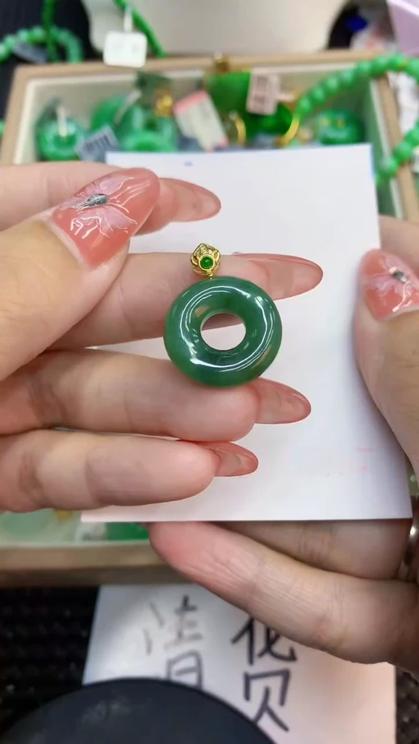 颈饰未镶嵌翡翠`1