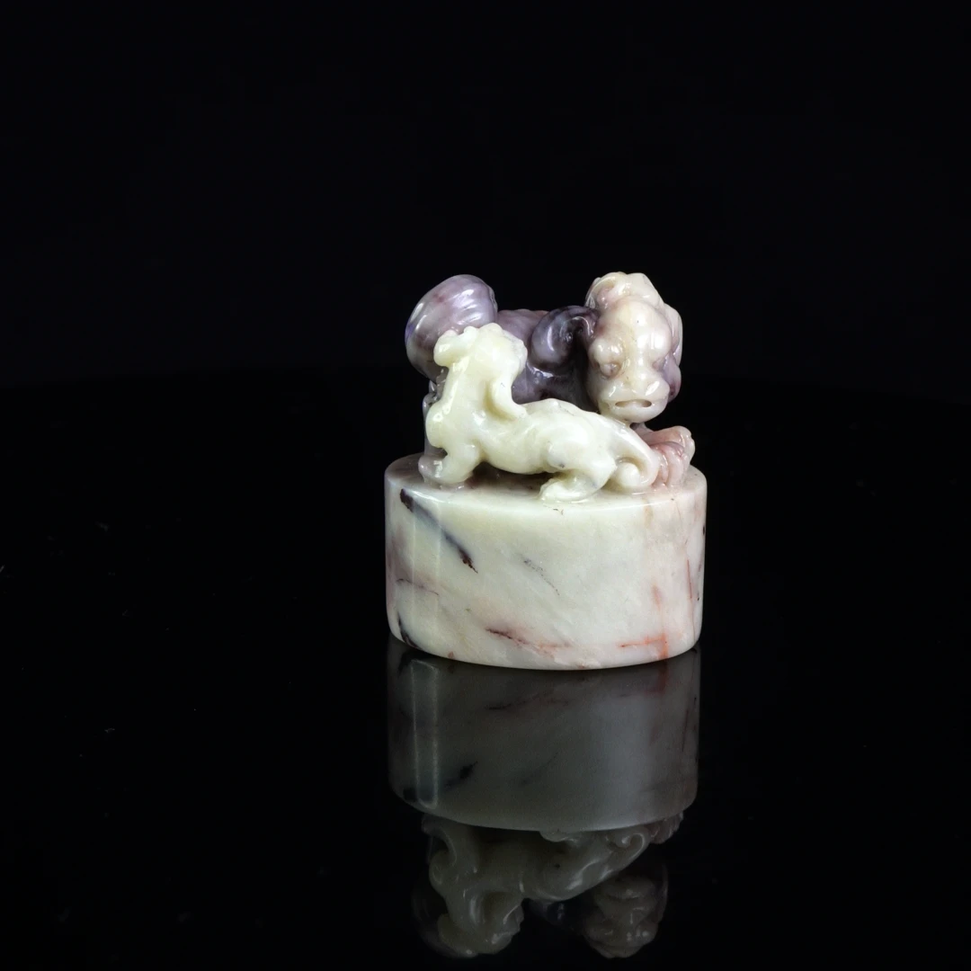 Lot.17.紫花旗降太狮少狮印章100克4.4x3.2x5cm，1RO