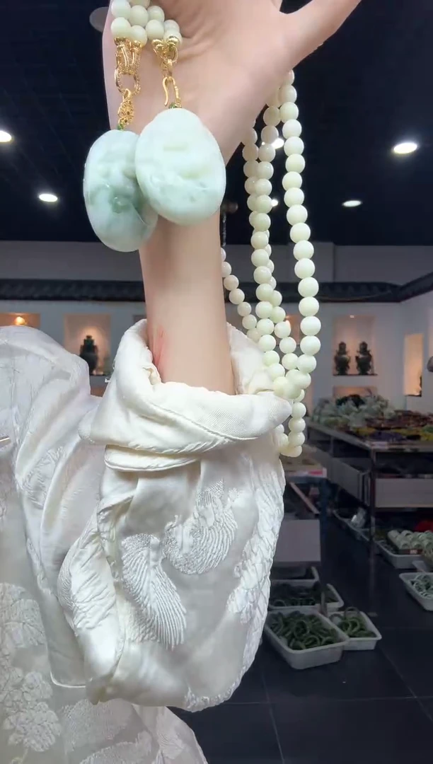 未镶嵌岫玉颈饰油翠逍遥佛【随机发货其中一个】
