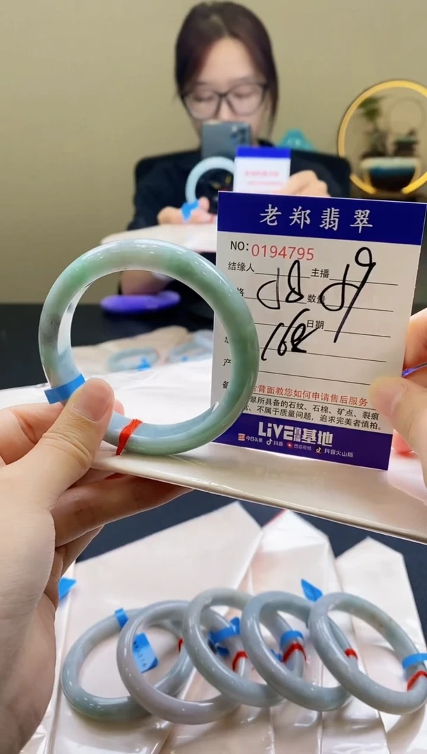 翡翠手镯未镶嵌AAAAAA