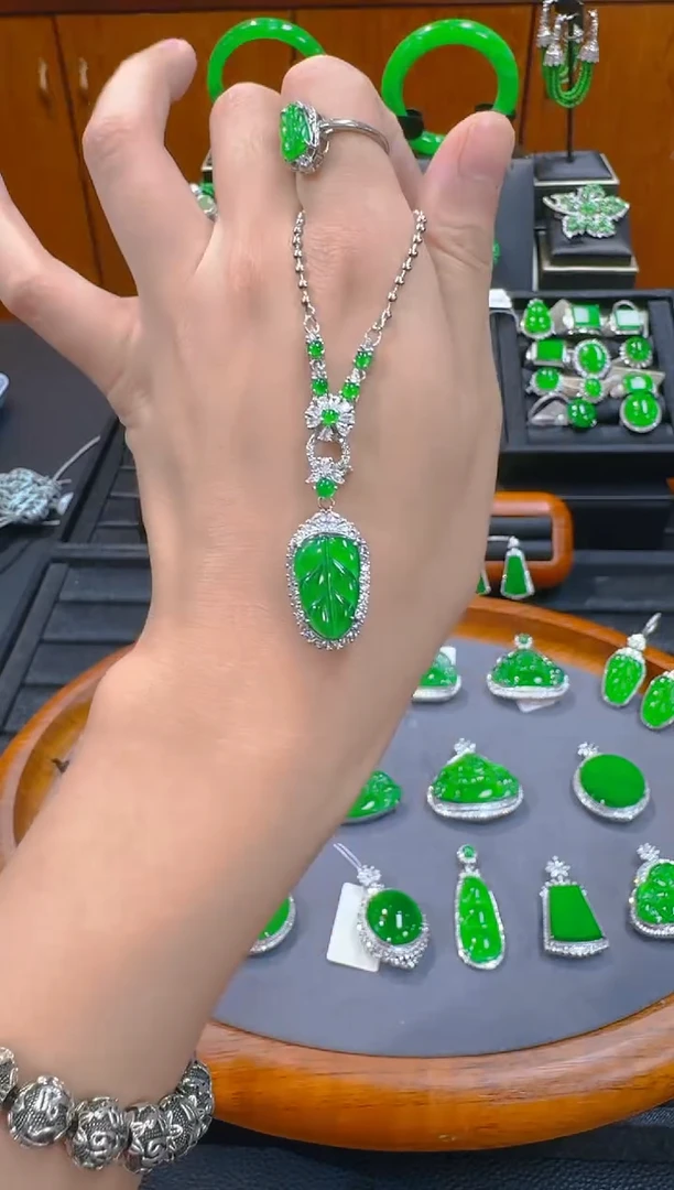 【闪购商品】翡翠吊坠(赠链)未镶嵌天然A货翡翠