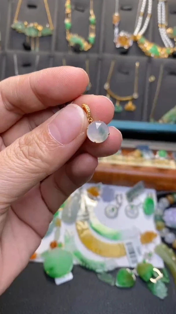 颈饰18K金镶嵌翡翠净货33811