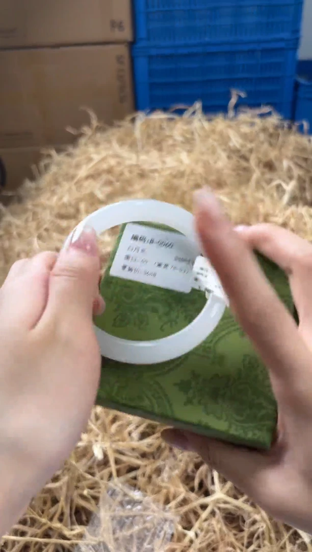 未镶嵌手镯石英质玉B-0060