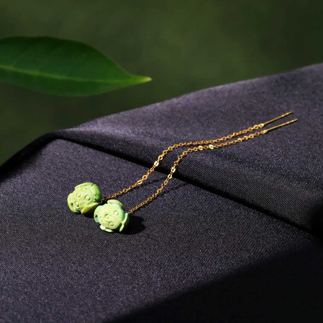 【意婵】《金秋果》18k金天然原矿绿松石精雕莲蓬耳饰-917377